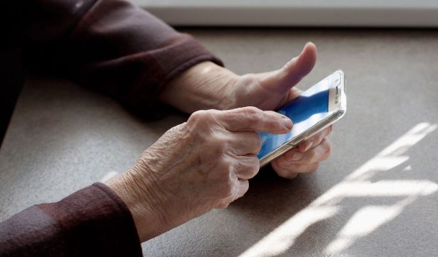 Alertan del "preocupante" aumento de la adicción al móvil en mayores de 70 años