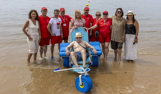 'Un baño sin barreras' permite a los mayores con movilidad reducida volver a disfrutar del mar