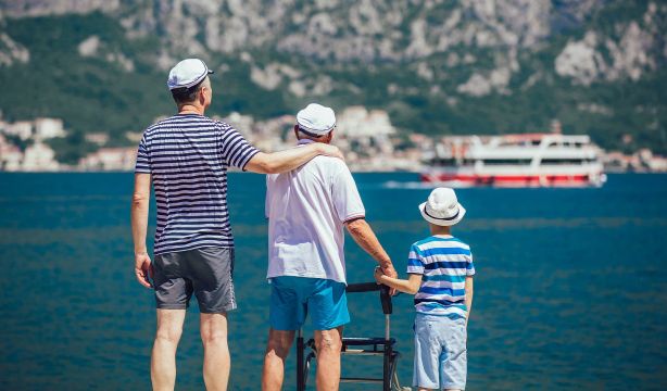 Sigue estos consejos si vas a viajar con una persona con alzhéimer este verano Sigue estos consejos si vas a viajar con una persona con alzhéimer este verano