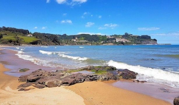 La playa de Asturias en la que puedes pisar huellas de dinosaurios / Fuente: Colunga