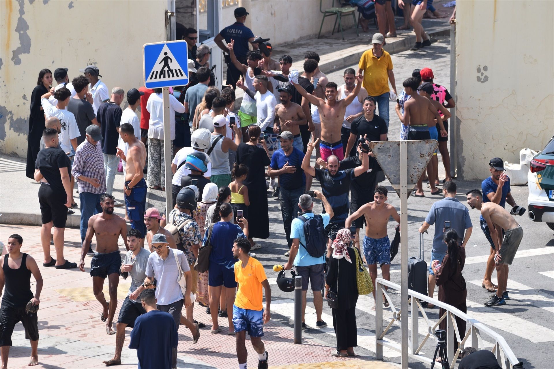 Cientos de personas cruzan la frontera de Ceuta: es la mayor crisis migratoria desde 2021 Cientos de personas cruzan la frontera de Ceuta: es la mayor crisis migratoria desde 2021
