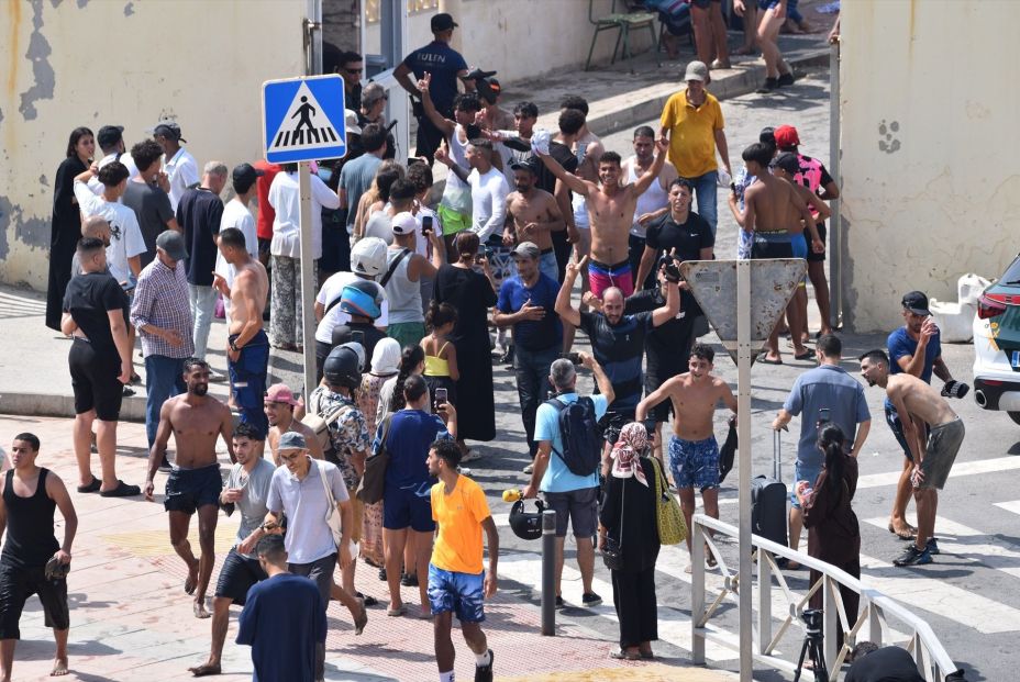 Cientos de personas cruzan la frontera de Ceuta: es la mayor crisis migratoria desde 2021 Cientos de personas cruzan la frontera de Ceuta: es la mayor crisis migratoria desde 2021