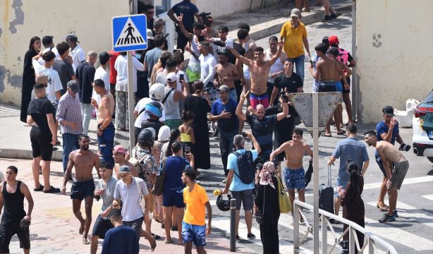 Cientos de personas cruzan la frontera de Ceuta: es la mayor crisis migratoria desde 2021