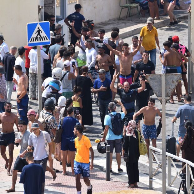 Cientos de personas cruzan la frontera de Ceuta: es la mayor crisis migratoria desde 2021