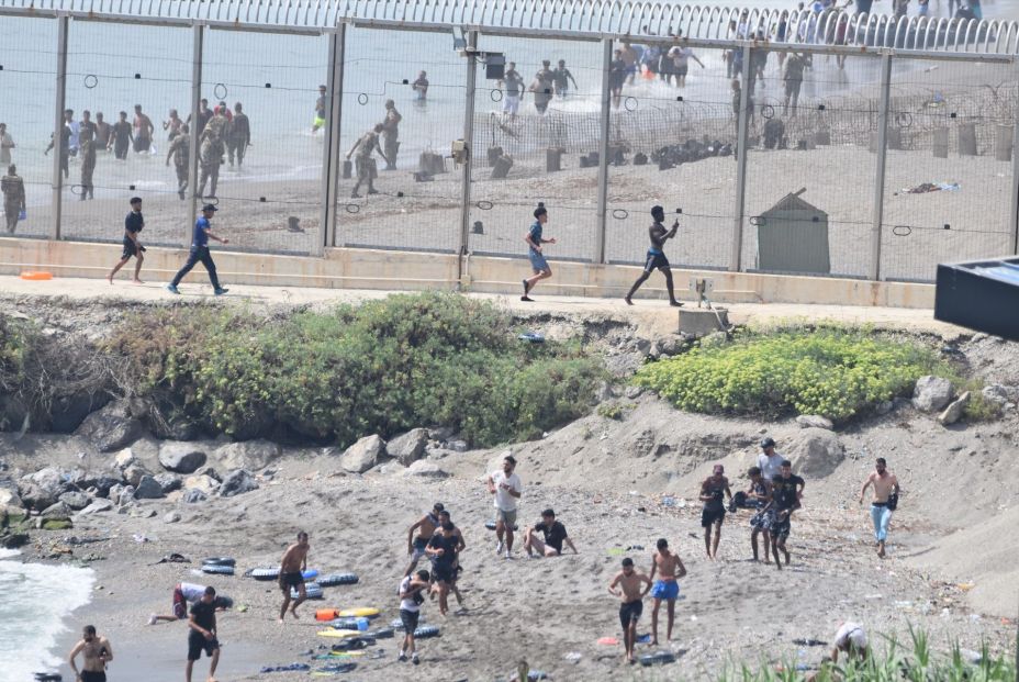 EuropaPress 7695272 varios migrantes intentan cruzar frontera nado 30 julio 2026 ceuta espana EuropaPress 7695272 varios migrantes intentan cruzar frontera nado 30 julio 2026 ceuta espana