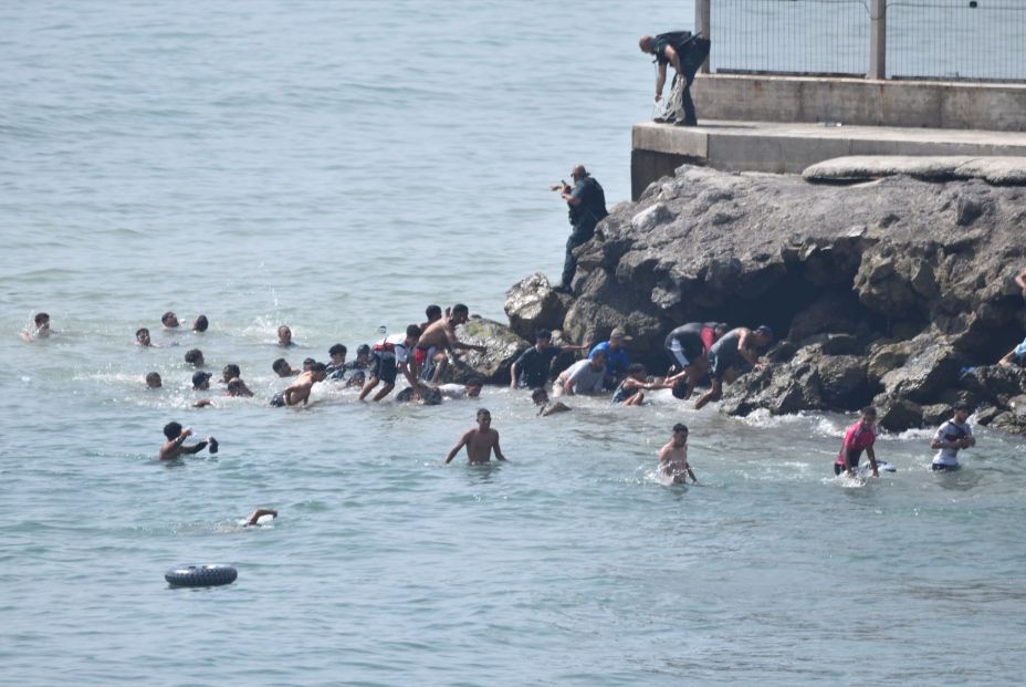 EuropaPress 7695266 varias personas intentan cruzar frontera nado 30 julio 2026 ceuta espana EuropaPress 7695266 varias personas intentan cruzar frontera nado 30 julio 2026 ceuta espana