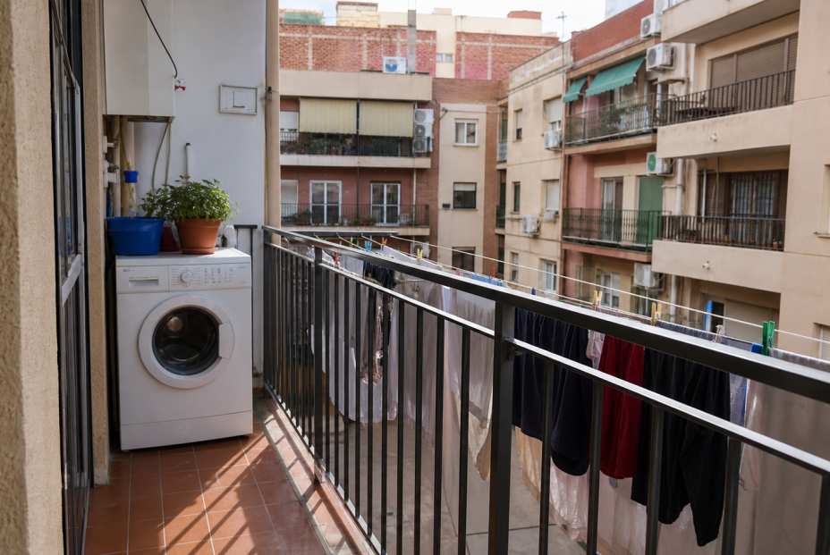 ¿Te pueden multar por poner la lavadora en el balcón? esto dice la ley ¿Te pueden multar por poner la lavadora en el balcón? esto dice la ley