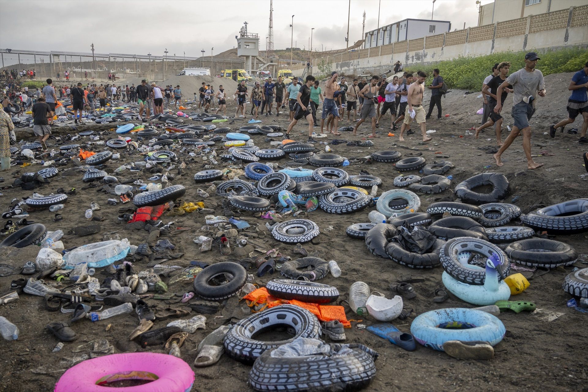 EuropaPress 7696204 flotadores migrantes traspasar frontera ceuta marruecos 31 julio 2026 EuropaPress 7696204 flotadores migrantes traspasar frontera ceuta marruecos 31 julio 2026