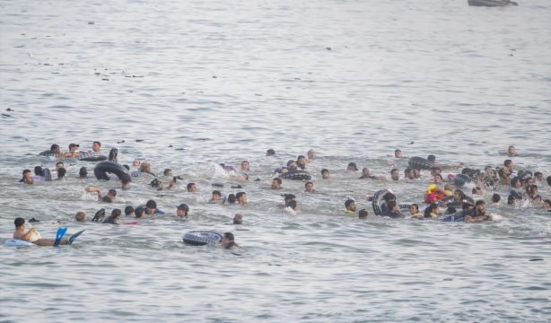 EuropaPress 7696198 varios migrantes agua tratan traspasar frontera ceuta marruecos 31 julio
