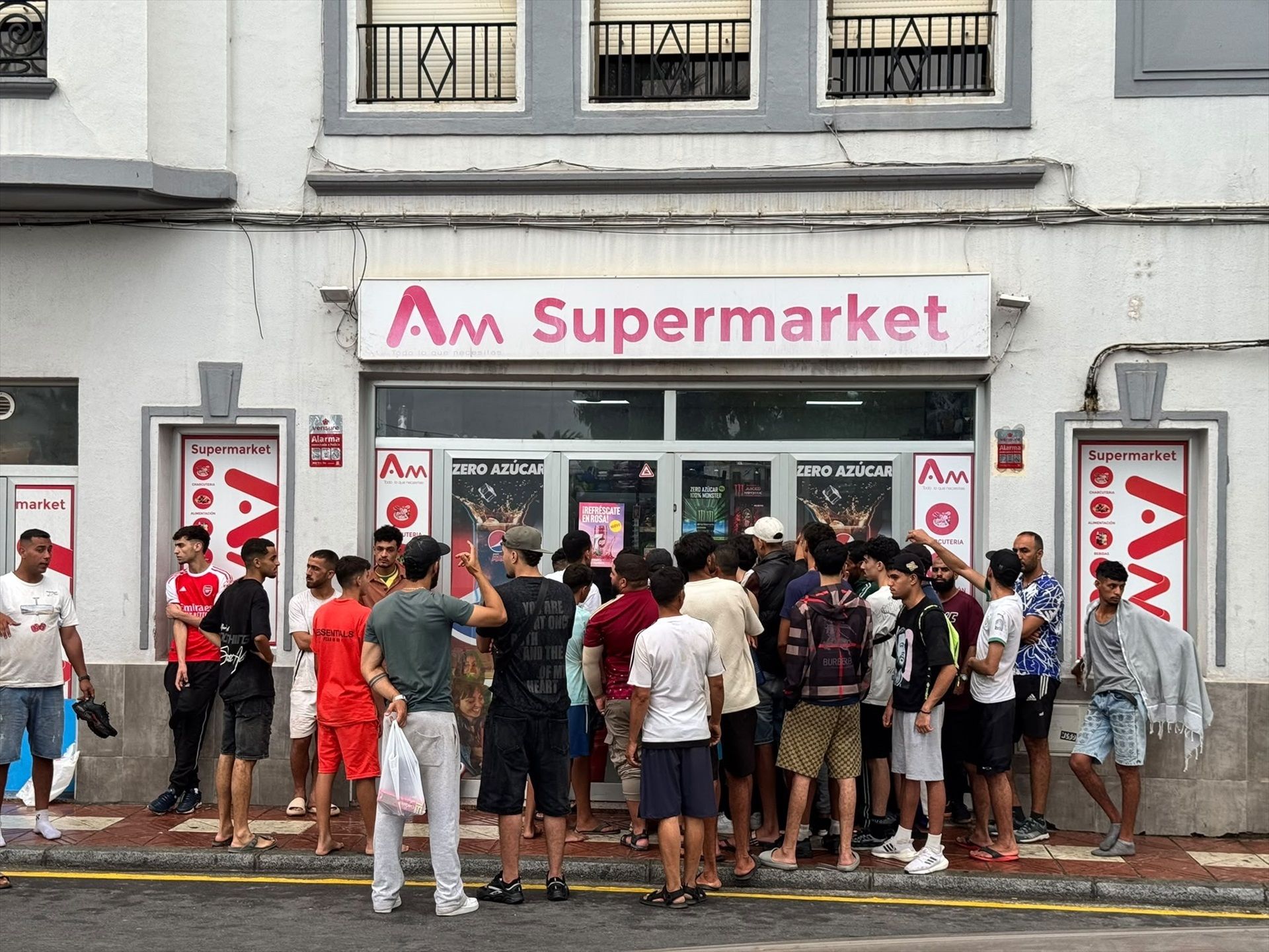 EuropaPress 7696284 largas colas migrantes entrada supermercados ceuta EuropaPress 7696284 largas colas migrantes entrada supermercados ceuta