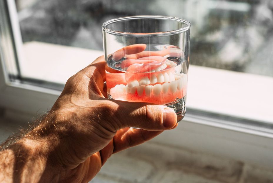5 consejos para cuidar la dentadura postiza en verano 5 consejos para cuidar la dentadura postiza en verano