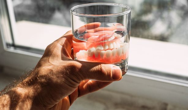 5 consejos para cuidar la dentadura postiza en verano
