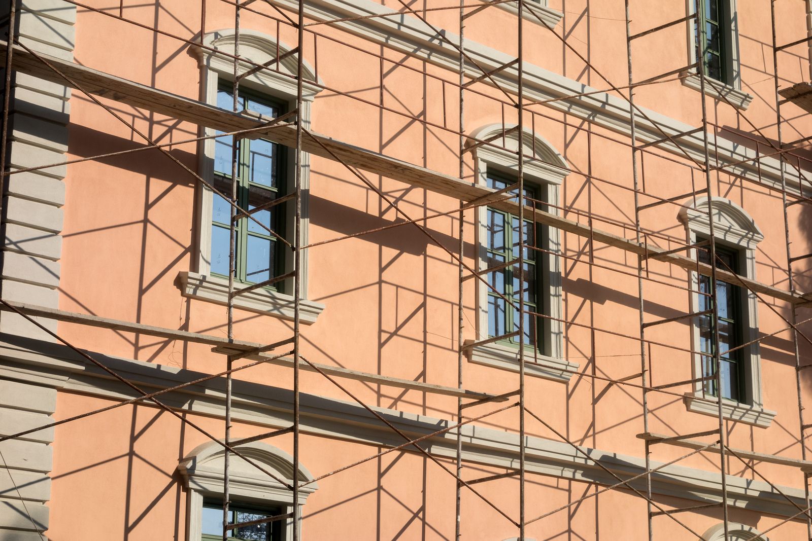 Fachada de una vivienda en obras (bigstock)