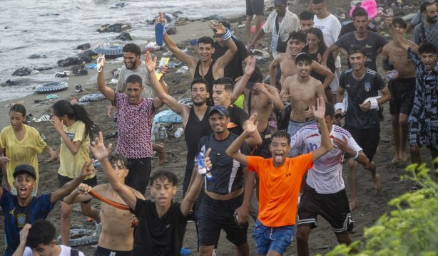Marlaska eleva a 72.000 los migrantes que entraron en Ceuta y dice que 70.000 han vuelto a Marruecos