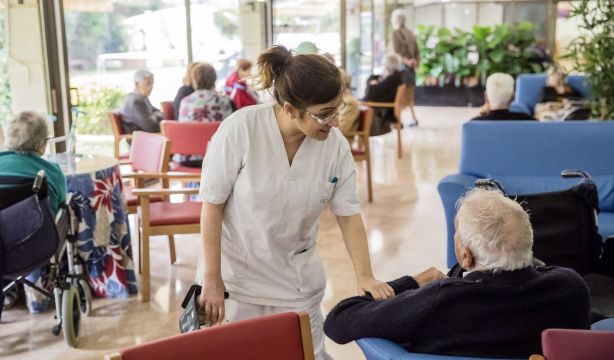 La falta de personal en residencias se agudiza en verano: "Empeora la atención y aumenta la carga"