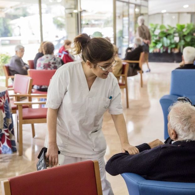 La falta de personal en residencias se agudiza en verano: "Empeora la atención y aumenta la carga"