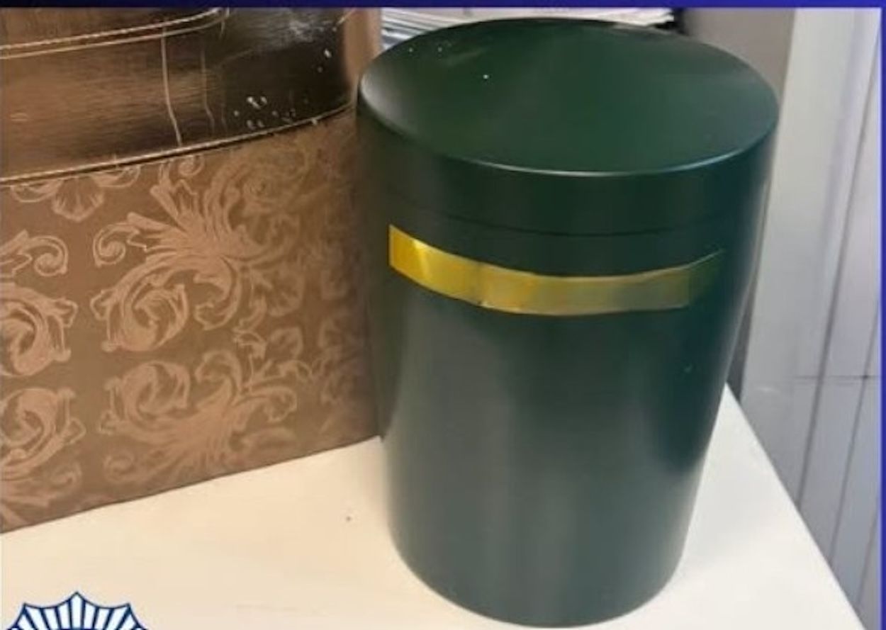 Encuentran a los propietarios de la urna funeraria que apareció en una taquilla de un supermercado Encuentran a los propietarios de la urna funeraria que apareció en una taquilla de un supermercado