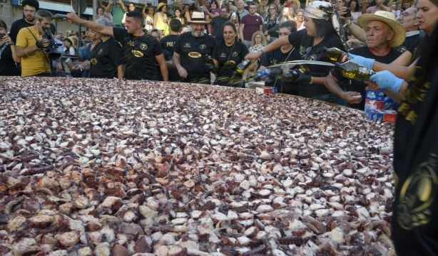 O Carballiño (Ourense) bate de nuevo el récord de la tapa de pulpo más grande del mundo: 610 kilos