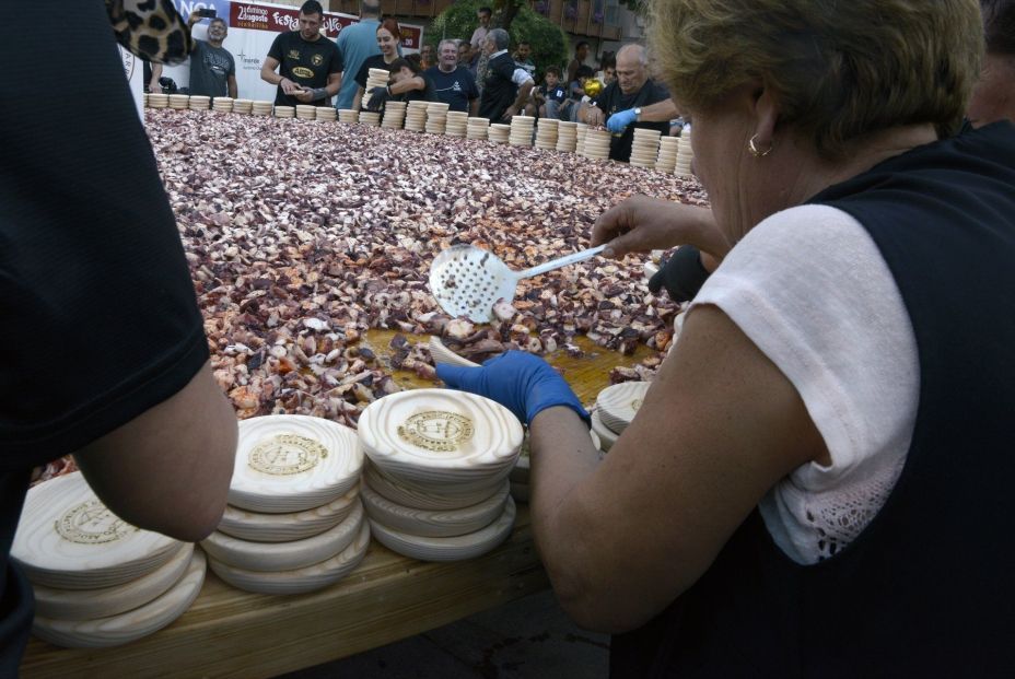 O Carballiño (Ourense) bate de nuevo el récord de la tapa de pulpo más grande del mundo: 610 kilos