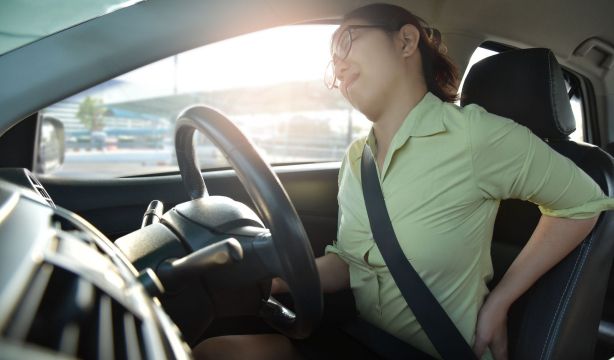 Cómo evitar que te duela la espalda tras un viaje largo (Fuente: BigStock)