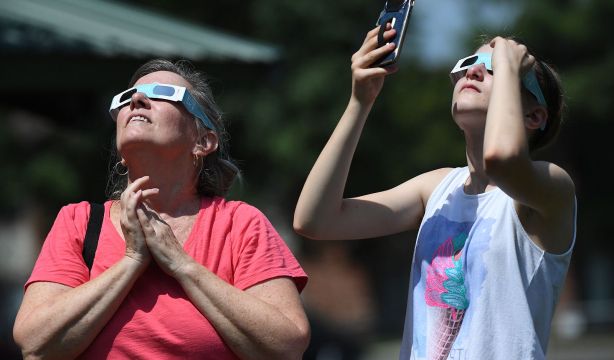 Dónde conseguir gratis las gafas homologadas para ver con seguridad el eclipse