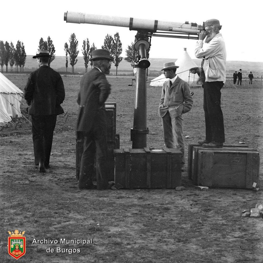 Un hombre observa a través de un telescopio subido en una maleta en Burgos, 1905. ARCHIVO MUNICIPAL DE BURGOS Un hombre observa a través de un telescopio subido en una maleta en Burgos, 1905. ARCHIVO MUNICIPAL DE BURGOS