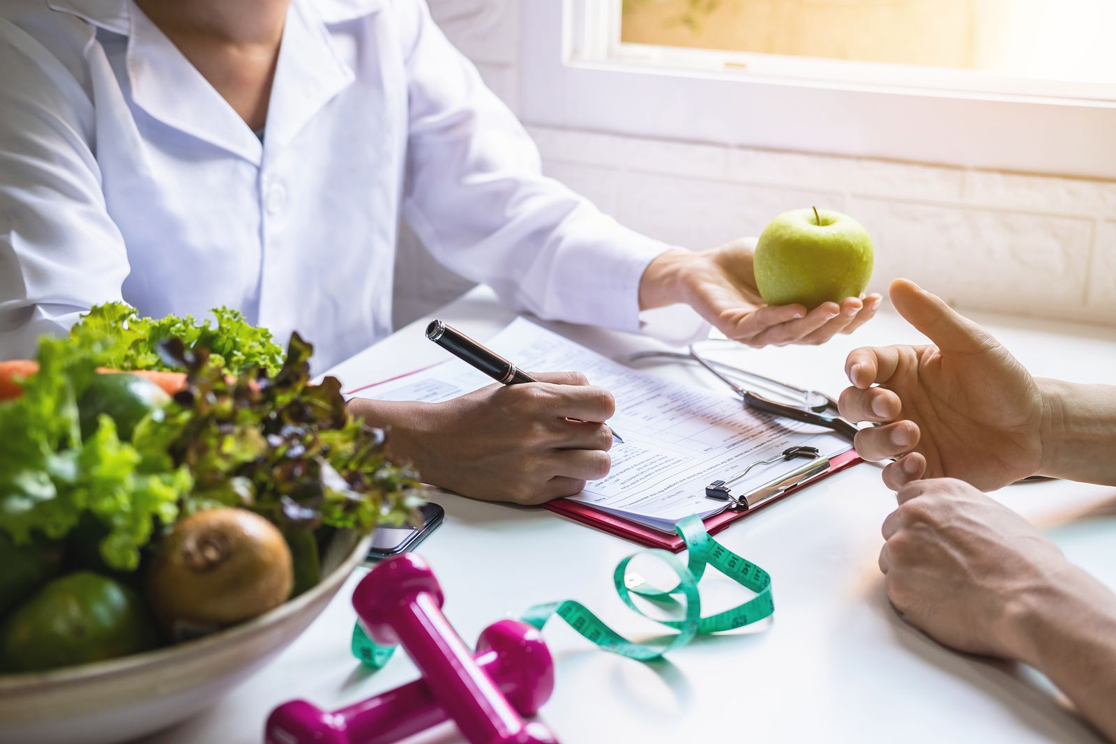 Estos son los alimentos contra la retención de líquidos adecuados para mayores