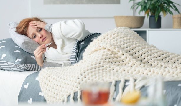 El insomnio y el trabajo nocturno elevan el riesgo de sufrir Covid persistente (Fuente: BigStock)