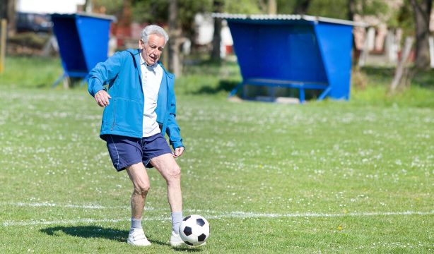 Los beneficios del fútbol y el balonmano para la salud ósea
