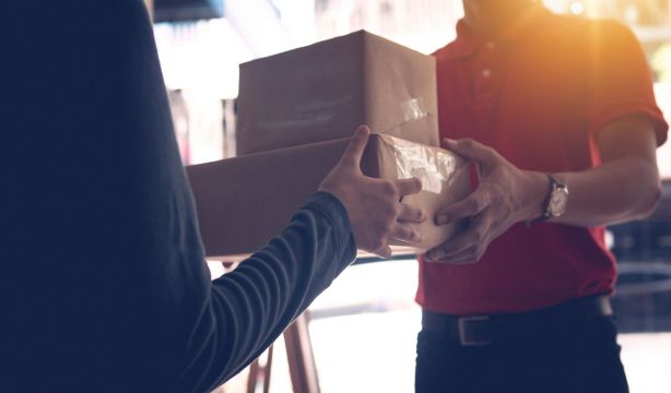 Los españoles enviaron más paquetes que cartas por primera vez en 2025 (Fuente: Europapress)