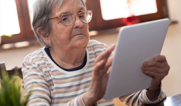 Así es el proyecto ‘Digitalízate’ para reducir la brecha digital en personas mayores