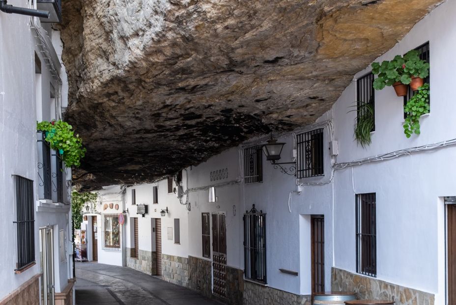 Setenil de las Bodegas, el pueblo con casas bajo las rocas