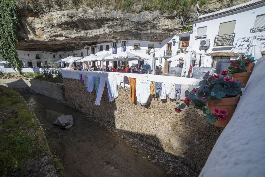 Setenil de las Bodegas, el pueblo con casas bajo las rocas