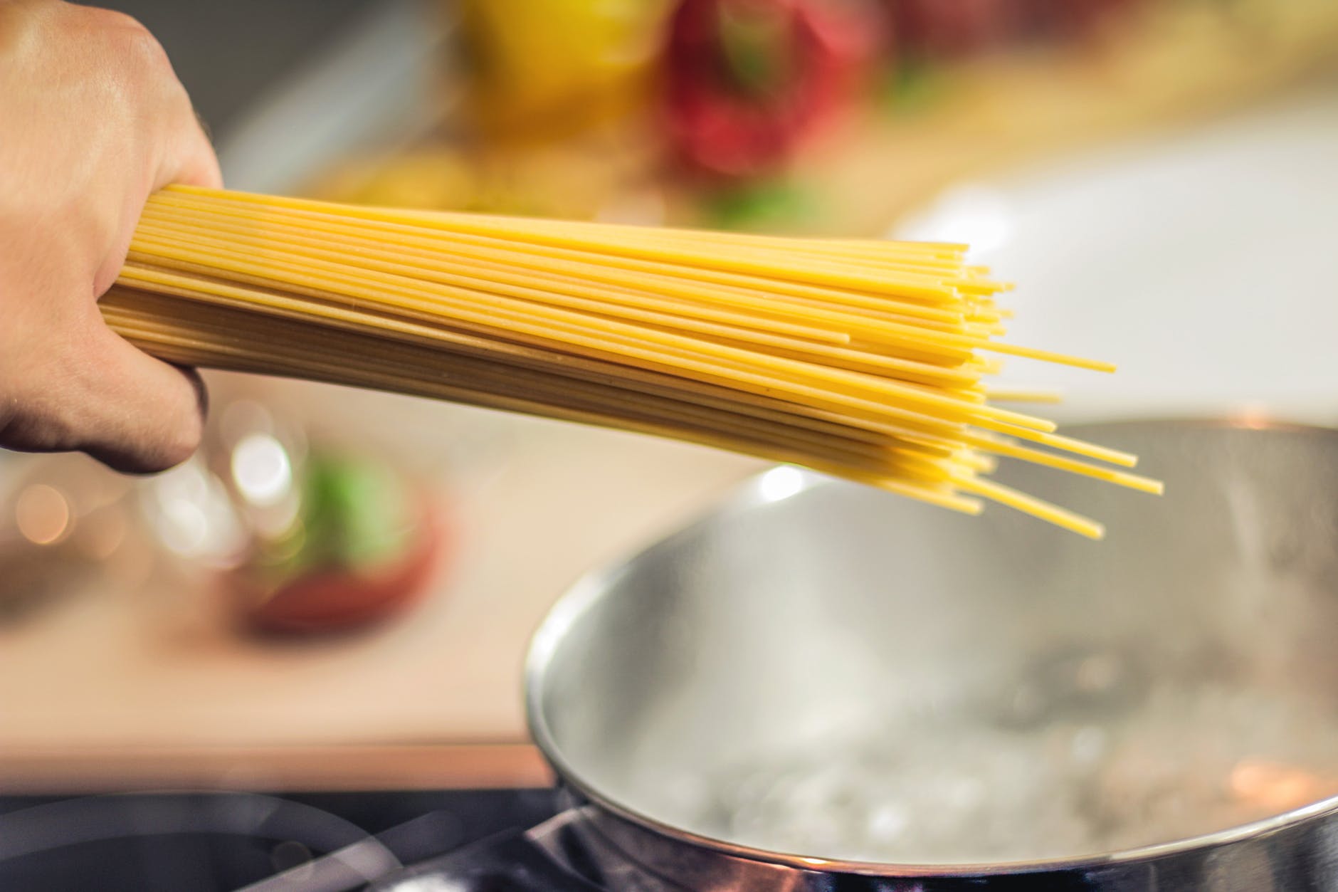 El motivo por el que no debes tirar el agua donde cueces la pasta