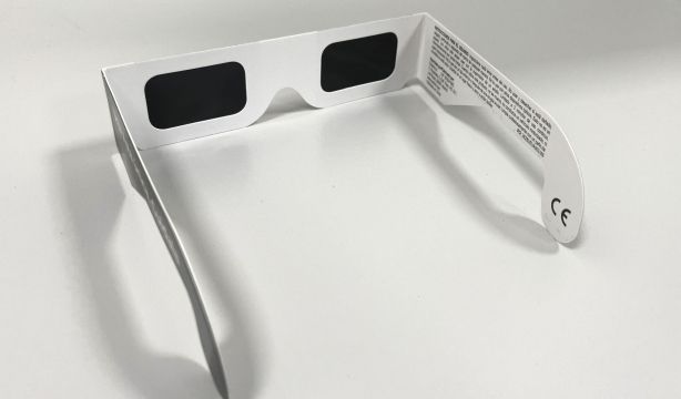 Los 6 modelos de gafas para el eclipse solar retirados por riesgo de lesiones oculares
