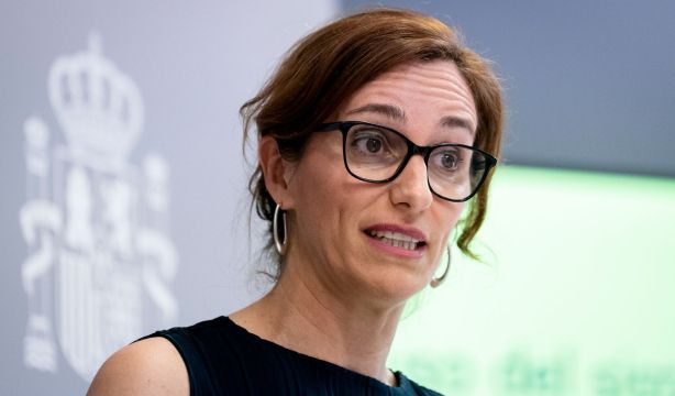 Mónica García ayuda a reanimar a un hombre de 75 años con síntomas de ahogamiento (A. Pérez Meca / Europa Press)