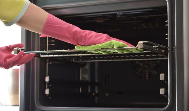 Trucos para limpiar el horno y eliminar la grasa incrustada 