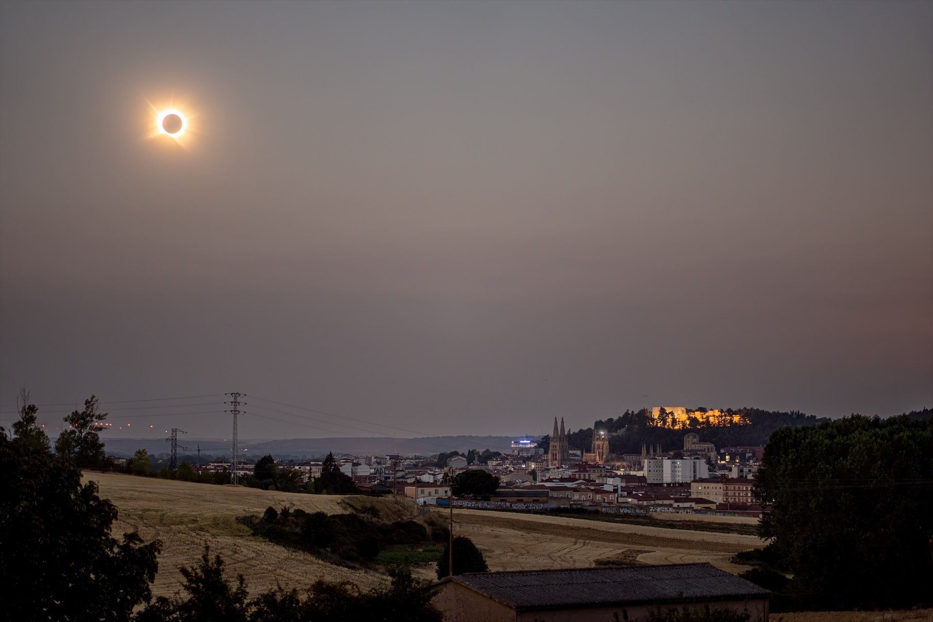 España se oscurece al atardecer: así se ha vivido el histórico eclipse solar