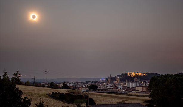 España se oscurece al atardecer: así se ha vivido el histórico eclipse solar