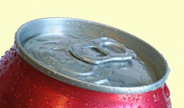 Este es el truco para enfriar las latas en verano en segundos 