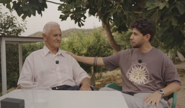 Con 82 años años, Manuel conquista las redes sociales enseñando los secretos del campo a su nieto. Foto: La granja de Dani