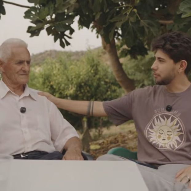 Con 82 años años, Manuel conquista las redes sociales enseñando los secretos del campo a su nieto. Foto: La granja de Dani