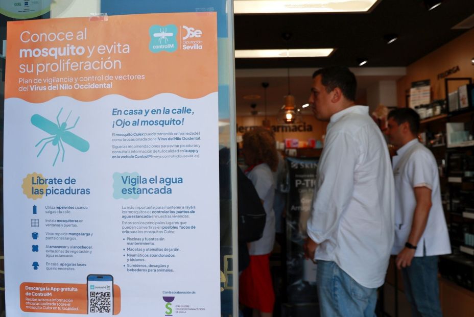 EuropaPress 7649598 cartel campana informacion prevenir picaduras mosquitos farmacia 06 julio