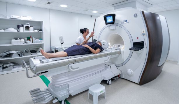 Un estudio avala los ultrasonidos focalizados para tratar complicaciones motoras en el párkinson (Pablo Moreno)