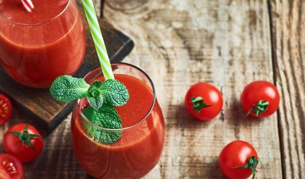 El zumo de tomate y soja reduce la inflamación en personas con obesidad (Fuente: BigStock)