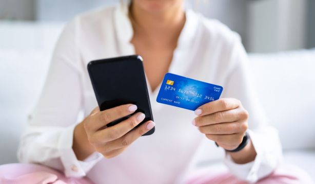 Cómo actuar ante la estafa del 'relay attack' que se hace pasar por tu banco: lo que necesitas saber (Bigstock)