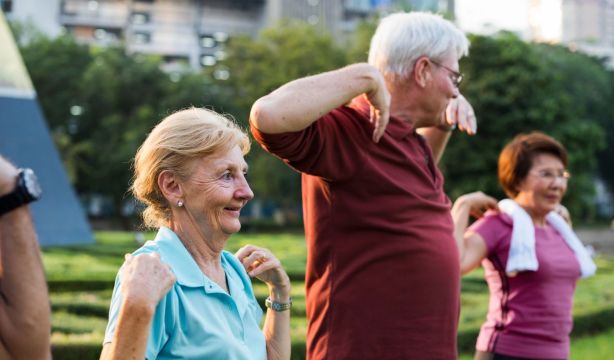 Equilibrio y fuerza las claves físicas que pueden alargar la vida de los mayores