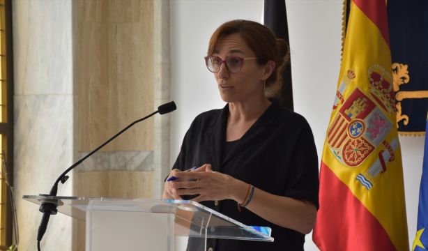 Mónica García recurre a Quirónsalud en Ceuta para prestar servicios médicos