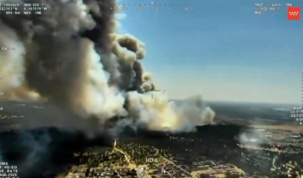 Un incendio forestal en Aldea del Fresno (Madrid) obliga a confinar esta localidad y Villamantilla