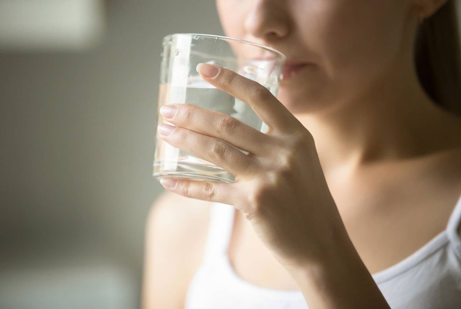 Beber menos agua para evitar la incontinencia puede aumentar la urgencia urinaria (Fuente: BigStock)